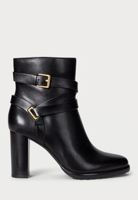 Bota de pele preta até ao tornozelo com ponta arredondada, salto espesso e tiras cruzadas com detalhes em hardware dourado.
