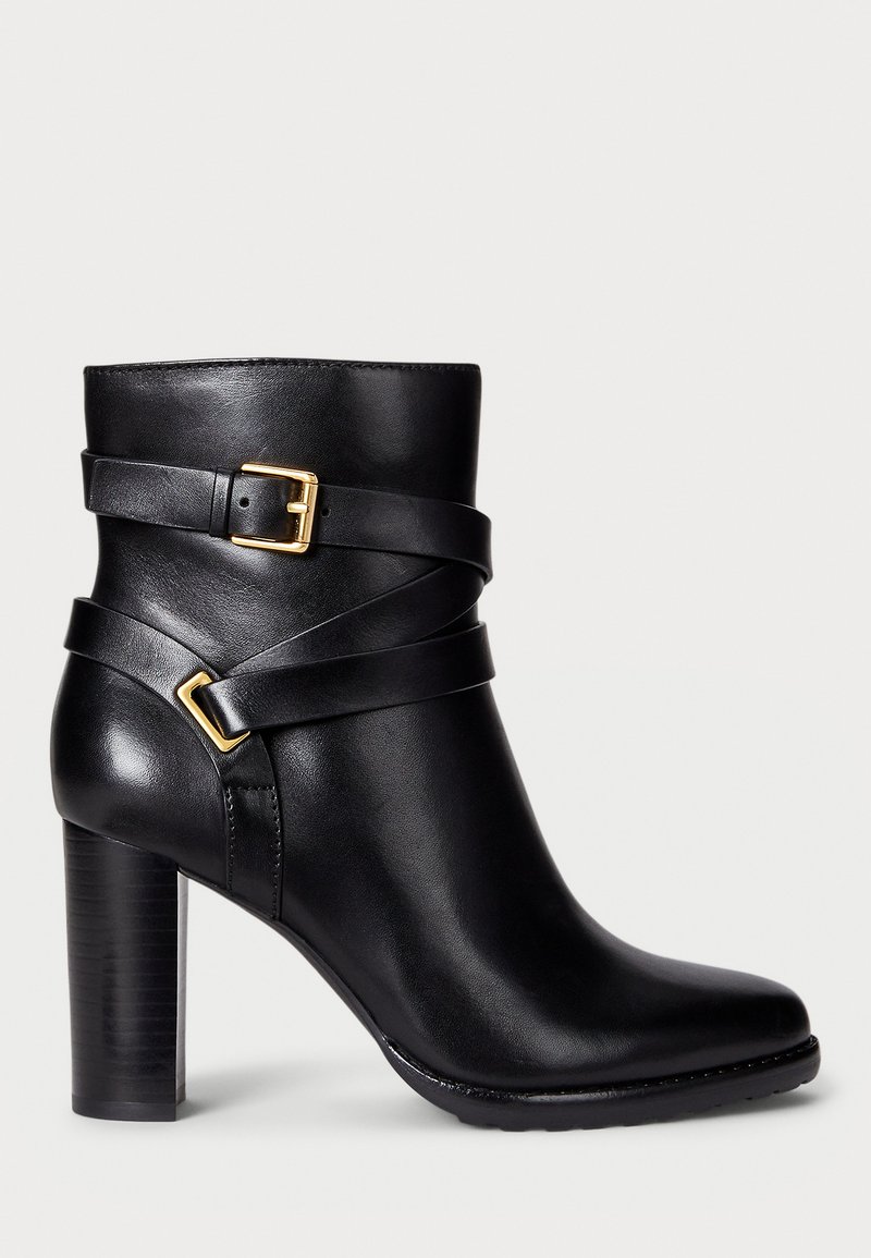 Bota de pele preta até ao tornozelo com ponta arredondada, salto espesso e tiras cruzadas com detalhes em hardware dourado.