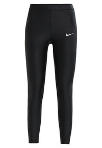 Czarne legginsy sportowe wykonane z elastycznej tkaniny, z dopasowanym krojem, wysokim stanem i małym białym logo Nike na lewym udzie.