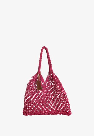 Borsa a tracolla rosa intrecciata con un design testurizzato simile a una rete, dotata di due manici intrecciati e un piccolo tag metallico attaccato.