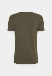 Oliwkowa koszulka z krótkim rękawem, wykonana z miękkiego materiału, z okrągłym dekoltem i gładkim wzorem bez jakichkolwiek nadruków czy akcentów.