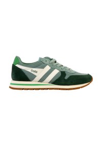 Zapatilla verde y gris con una parte superior de ante y malla, que presenta rayas blancas y una suela de goma con un fondo marrón. Logo de Gola en el lateral.