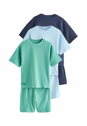 Trei seturi de tricouri cu mânecă scurtă și pantaloni scurți în verde, albastru deschis și albastru închis, realizate dintr-un material texturat, afișate suprapuse pe un fundal alb.