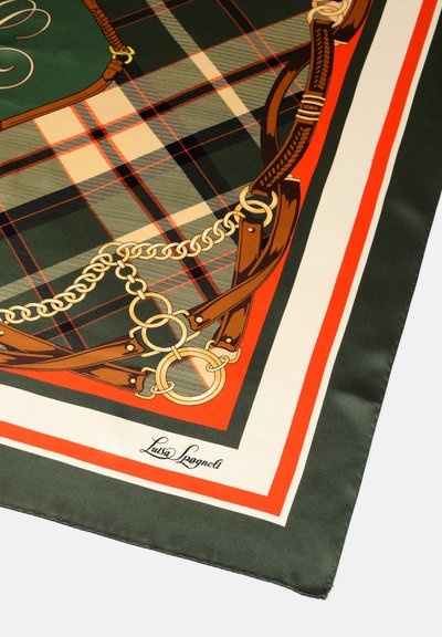 Hedvábný šátek s designem v zelené a kárované, s hnědými a zlatými řetízkovými akcenty, obklopený červenými a bílými okraji. Podpis v dolní části.