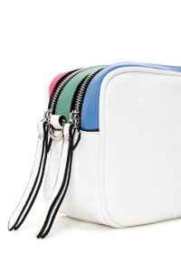 Witte textuurpouch met drie ritssluitingen in roze, groen en blauw, voorzien van zwarte en zilveren hardware-accenten.