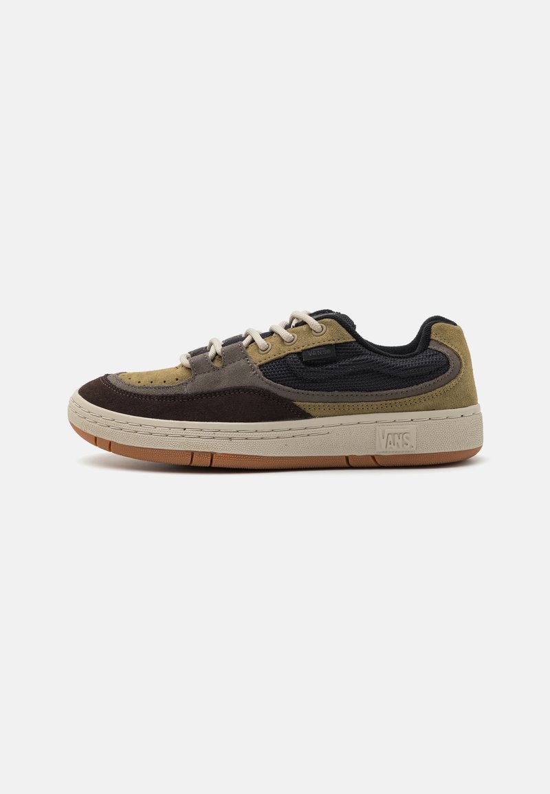 Sneaker a profilo basso con una combinazione di suede marrone, verde e grigio, dettagli in rete, lacci beige e suola in gomma color crema con marchio testuale.
