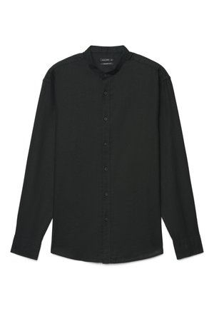 Chemise noire à manches longues avec col mandarin et sept boutons sur le devant, posée à plat sur un fond blanc.