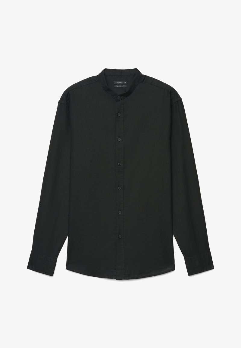 Chemise noire à manches longues avec col mandarin et sept boutons sur le devant, posée à plat sur un fond blanc.