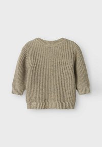 Pull en tricot beige vu de dos, avec un col rond, des manches trois-quarts et un design texturé à côtes.