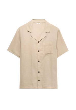 Camicia beige a maniche corte con bottoni, collo alla coreana e una tasca sul petto, su sfondo bianco.