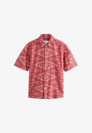 Chemise à manches courtes couleur corail avec un motif géométrique. Fabriquée en tissu léger, elle présente une patte de boutonnage et un col classique.