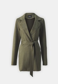 Olivovo zelený, dlhý blazer s dlhým rukávom z mäkkého, semišovitého materiálu; má výstrih s klopami, opasok v páse a priliehavý strih.