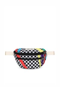 Fanny pack med ett svartvitt rutigt mönster och färgglada diagonala ränder. Den har två blixtlåsfack och ett beige band.