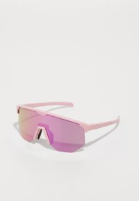 Occhiali da sole rosa oversize con montatura geometrica. Le lenti presentano una sfumatura viola e integrano un design angolare unico.