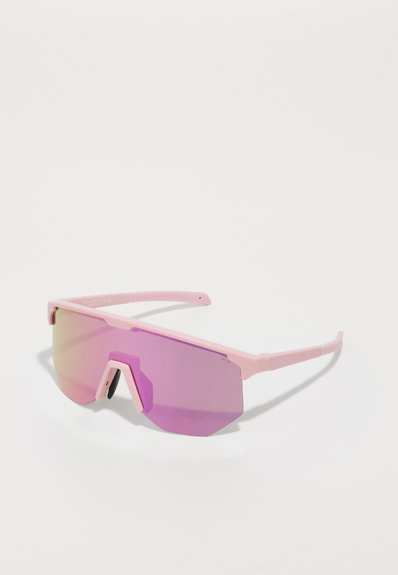 Occhiali da sole rosa oversize con montatura geometrica. Le lenti presentano una sfumatura viola e integrano un design angolare unico.
