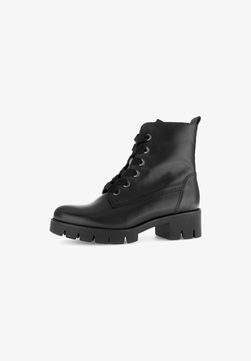 Bottines en cuir noir avec un laçage à l'avant, bout rond, semelle texturée et talon épais. Présente des œillets en argent et des détails de couture sur le côté.