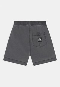 Graue Shorts in lockerer Passform, hergestellt aus leichtem Stoff, mit elastischem Bund und einer Gesäßtasche mit Logo-Detail.