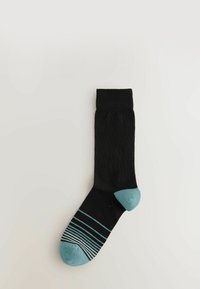 Șosetă neagră cu manșetă cu nervuri, având toc și vârf de culoare turcoaz, cu modele în dungi orizontale în zona vârfului. Fabricată dintr-un material moale.