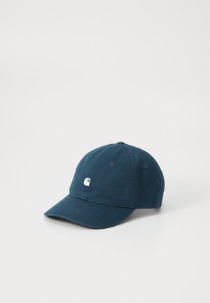 Boné de beisebol de algodão azul-escuro com aba curvada, apresentando um pequeno logotipo branco na frente e ilhoses de ventilação ao longo do topo.