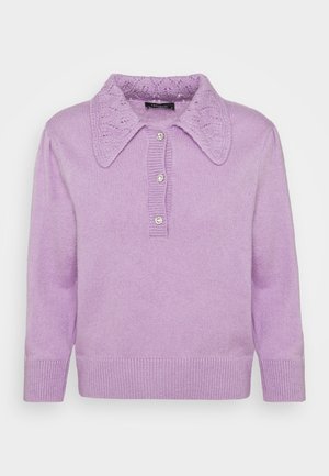 Liliowy sweter z dzianiny z szerokim koronkowym kołnierzem, trzema ozdobnymi guzikami na listwie, długimi rękawami oraz prążkowanymi mankietami i dołem.