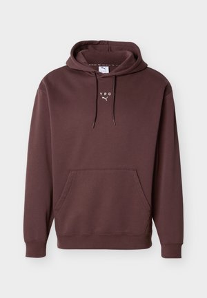 Ciemnobrązowa bluza z kapturem, przednią kieszenią typu kangurka, sznurkami oraz małymi białymi logotypami Puma i HYROX na klatce piersiowej.