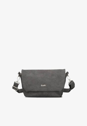 Bolso cruzado de cuero sintético gris con correa ajustable, diseño simple de solapa, herrajes plateados y logo de marca en relieve.