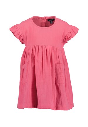 Abito di cotone rosa con maniche corte a volant, scollo rotondo e due tasche frontali. La vita arricciata crea una silhouette svasata.