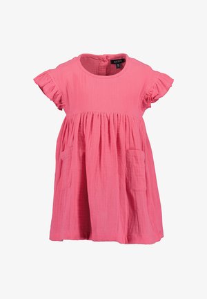 Robe en coton rose avec des manches courtes à volants, un col rond et deux poches avant. La taille froncée crée une silhouette évasée.