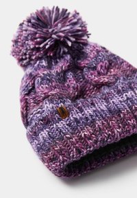 Dziana czapka z dzianiny w gradiencie fioletowo-różowym, z pomponem na czubku i małym skórzanym logo. Całość zdobi teksturowany prążkowany wzór.