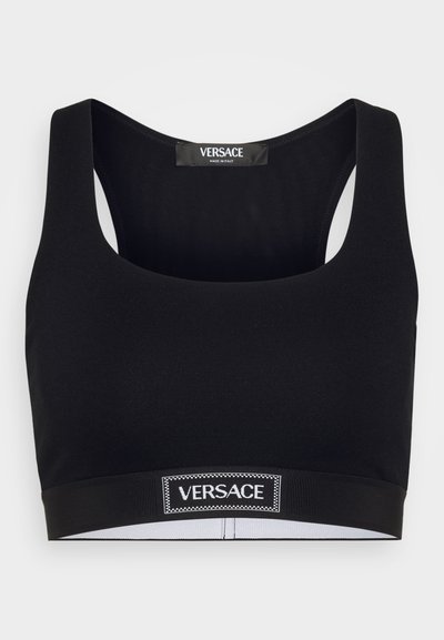 Sutiã desportivo preto feito de tecido elástico. Apresenta uma ampla faixa elástica com o logótipo "VERSACE", decote em forma de concha e design de costas em corredor para conforto.