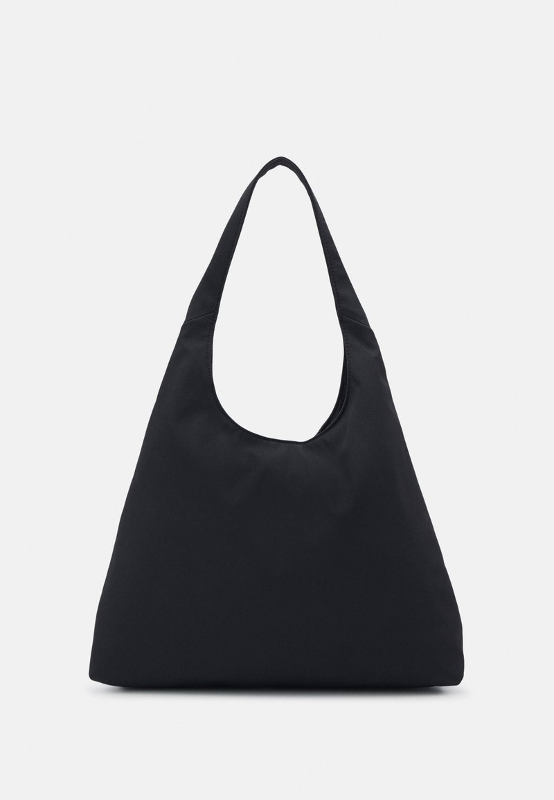 Sac d’épaule noir en forme triangulaire avec une large bandoulière unique et une texture de tissu lisse sur fond blanc.
