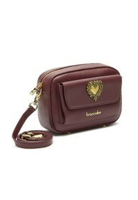 Borsa a tracolla in pelle bordeaux con finitura texturizzata, con un'accenno a forma di cuore dorato sulla patta anteriore e una tracolla staccabile.