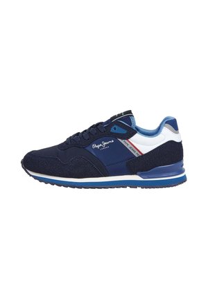 Pepe Jeans sneaker i marineblå og hvid med snøredesign, teksturerede accenter og logo på siden og tungen på en hvid baggrund.