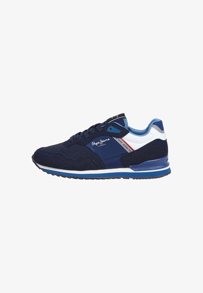 Baskets Pepe Jeans bleu marine et blanc avec un design lacé, des accents texturés et un logo sur le côté et la languette sur fond blanc.