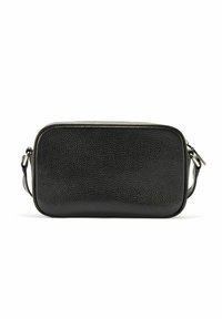 Czarna skórzana torba na ramię o fakturowanej powierzchni, prostokątnym kształcie i srebrnym suwakowym zapięciu. Zawiera regulowany pasek.