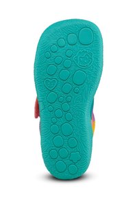 Suela de zapato de goma multicolor con una superficie texturizada y estampada que presenta diversas formas, incluidos círculos y un ícono de cara sonriente.