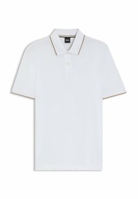 Vit polotröja med en tvåknappslösning, korta ärmar och en kontrasterande brun kant vid kragen och ärmarna. Broderad logotyp på bröstet.