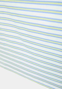 Biela látka s rovnomerne rozmiestnenými horizontálnymi tenkými modrými a žltými pruhmi vytvárajúca hladký, mierne vlnitý vzor.