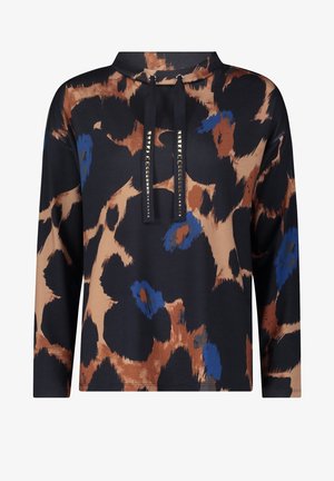 Zwarte hoodie met lange mouwen met een abstract bruin en blauw verfachtig patroon en zwarte aantrekkoorden met zilverkleurige vierkante studs.