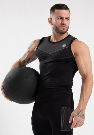 Heren sporttanktop in zwart, met een gestructureerd borstpaneel met een logo, gecombineerd met aansluitende zwarte shorts en een gestructureerde zwarte medicijnbal.