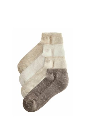 Quatre paires de chaussettes dans des nuances de beige et de brun, avec une texture mouchetée et des poignets côtelés, fabriquées à partir d'un matériau doux.