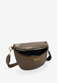 Bolso de mano tejido en verde oliva con un sutil brillo, que cuenta con herrajes en tono dorado, cierre con cremallera y una correa ajustable. Incluye detalle con logo.