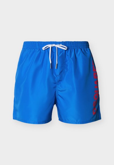 Shorts de bain pour hommes bleu vif avec taille à cordon blanc et logo vertical rouge "DSQUARED2" sur le côté droit.