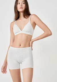 Ljust grått underklädesset med en triangulär bralette med tunna, justerbara band och matchande högmidjade shorts, tillverkade i mjukt, elastiskt tyg.