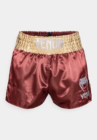 Shorts de boxeo de satén burdeos con una cinturilla elástica dorada, que presentan un destacado logo plateado de "VENUM" y un pequeño logo en el lado inferior.