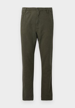 Pantaloni chino drepti, de culoare verde măsliniu închis, cu închidere prin nasture și fermoar în față, buzunare laterale și mici buzunare frontale înclinate.