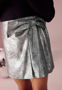 Next REGULAR FIT - BOW - Fustă petrecută - silver