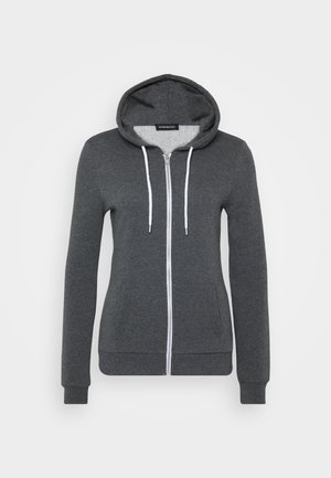 Pilkos spalvos zip-up džemperis, pagamintas iš minkštos medžiagos, turintis gobtuvą, baltus raiščius ir dvi priekines kišenes. Tinkamos apykaklės ir juosmens.