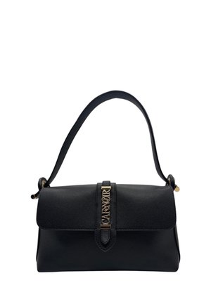 Borsa a tracolla in pelle nera con patta superiore e dettaglio logo in metallo dorato sulla cinghia anteriore, manico singolo curvo.