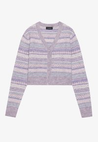 Zkrácený fialový cardigan s V-výstřihem, zapínáním na knoflíky a mnohobarevnými geometrickými vzory na rukávech a těle. Měkká textura.